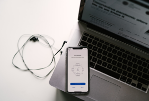 Solution visioconférence HD incluse dans le hub marketing Searchbooster